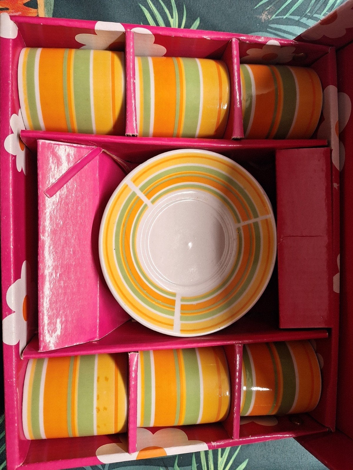 nieuwe gekleurde kopjes en schoteltjes, Ophalen
