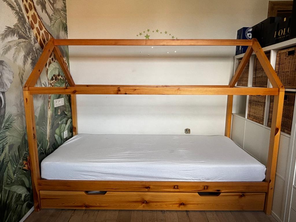 Houten bedhuisje met lattenbodem en 1 grote lade, Ophalen, Zo goed als nieuw