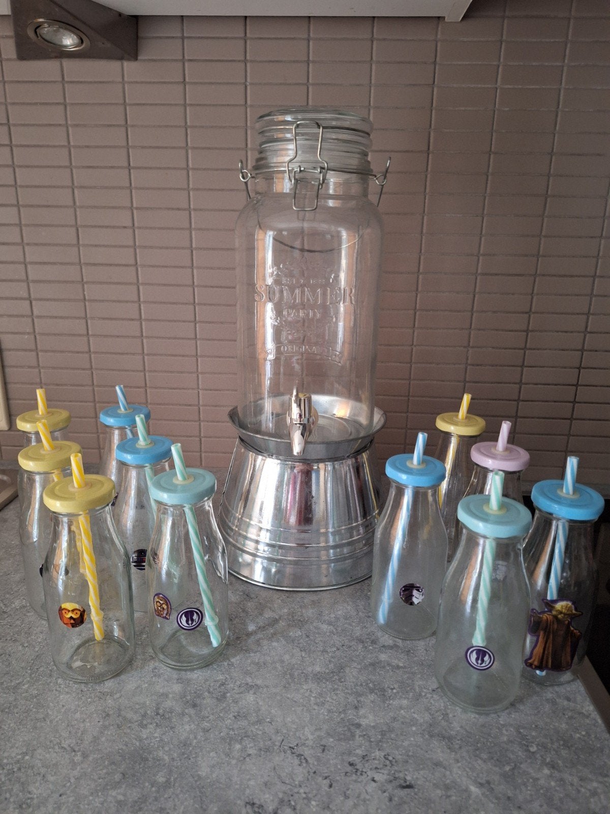 glazen limonadedispenser met 11 flesjes met deksel en rietje, Ophalen, Zo goed als nieuw, Glas, Kan