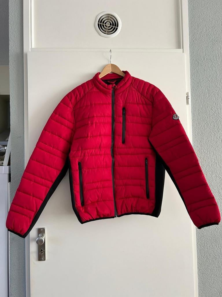 Moncler jas vuurrood, valt als maat L (Italiaanse maat XXL), Maat 52/54 (L), Moncler, Ophalen of Verzenden, Gedragen