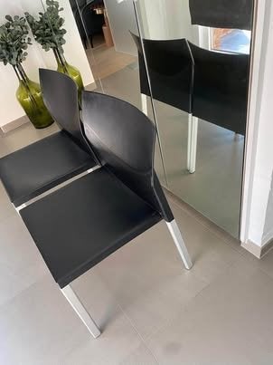 10 zwarte stapelbare stoelen, Ophalen