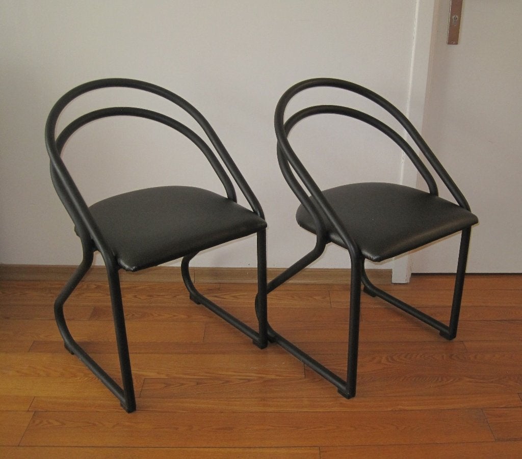 Chaise en métal noir (2x), Metalen, kunstleer, design, golvend, Deux, Enlèvement, Utilisé