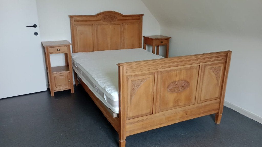 als geheel te koop: antiek bed,  2 nachtkastjes en commode, Ophalen