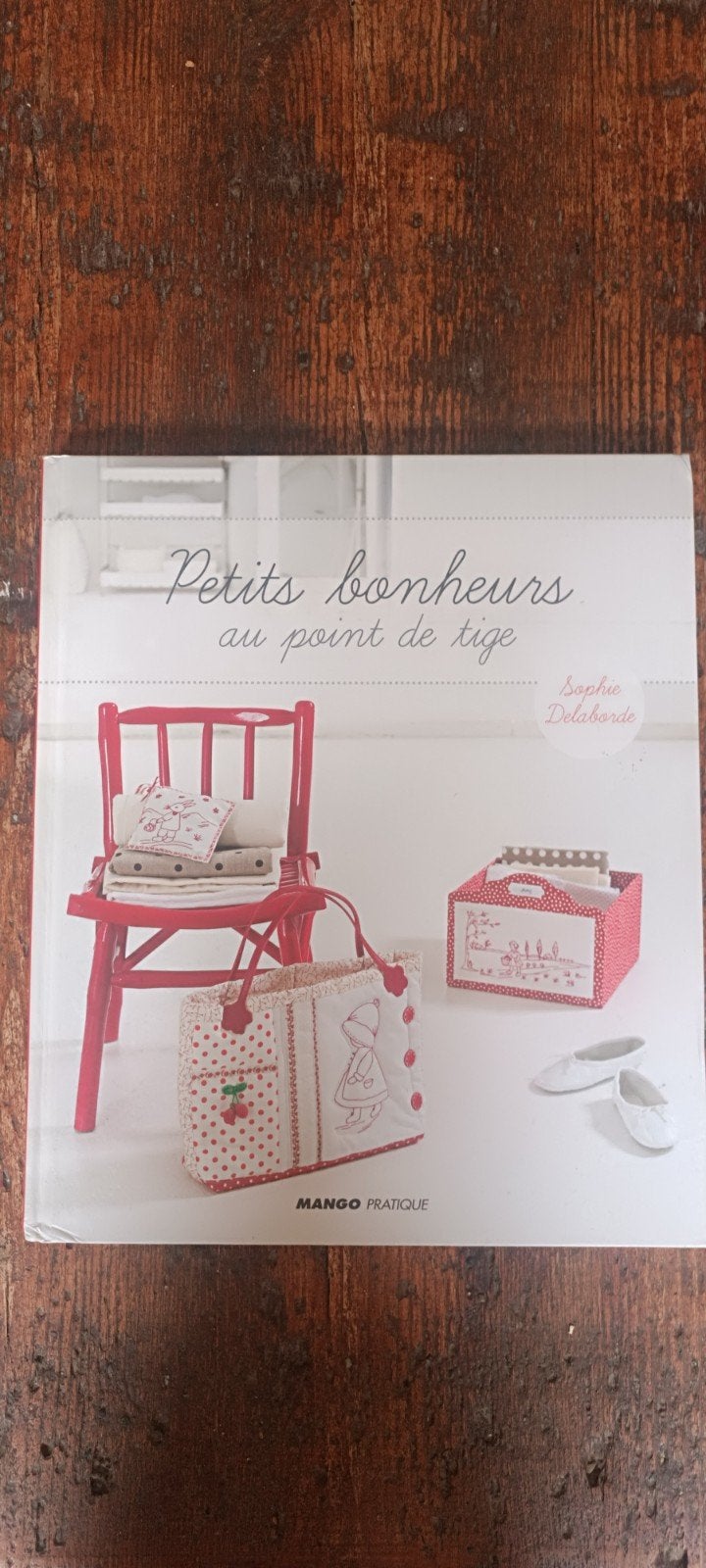 Broderie: petits bonheurs au point de tige, Enlèvement ou Envoi, Comme neuf, Broderie ou Couture, Sophie Delabord