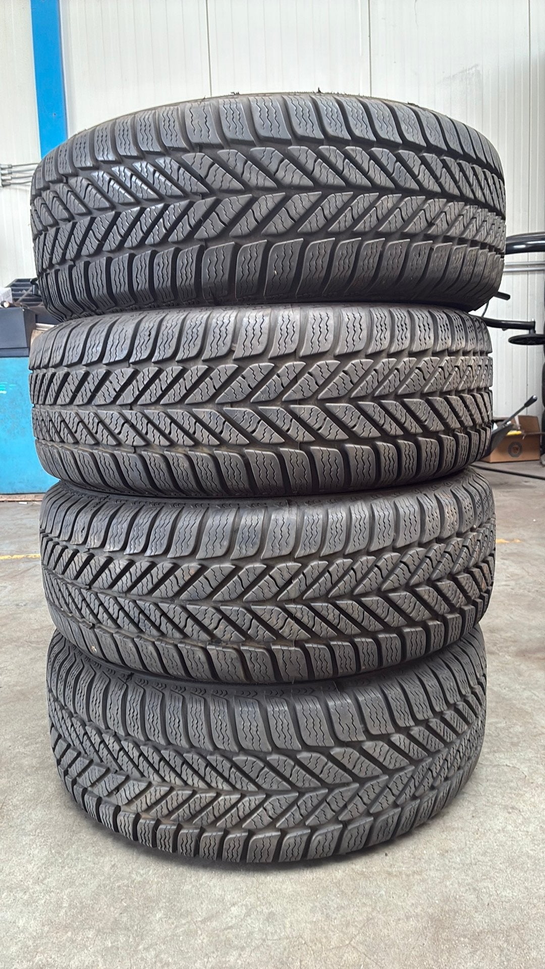 Pneus d'hiver 2156515 215/65/15 215/65R15 marque Goodyear, Enlèvement