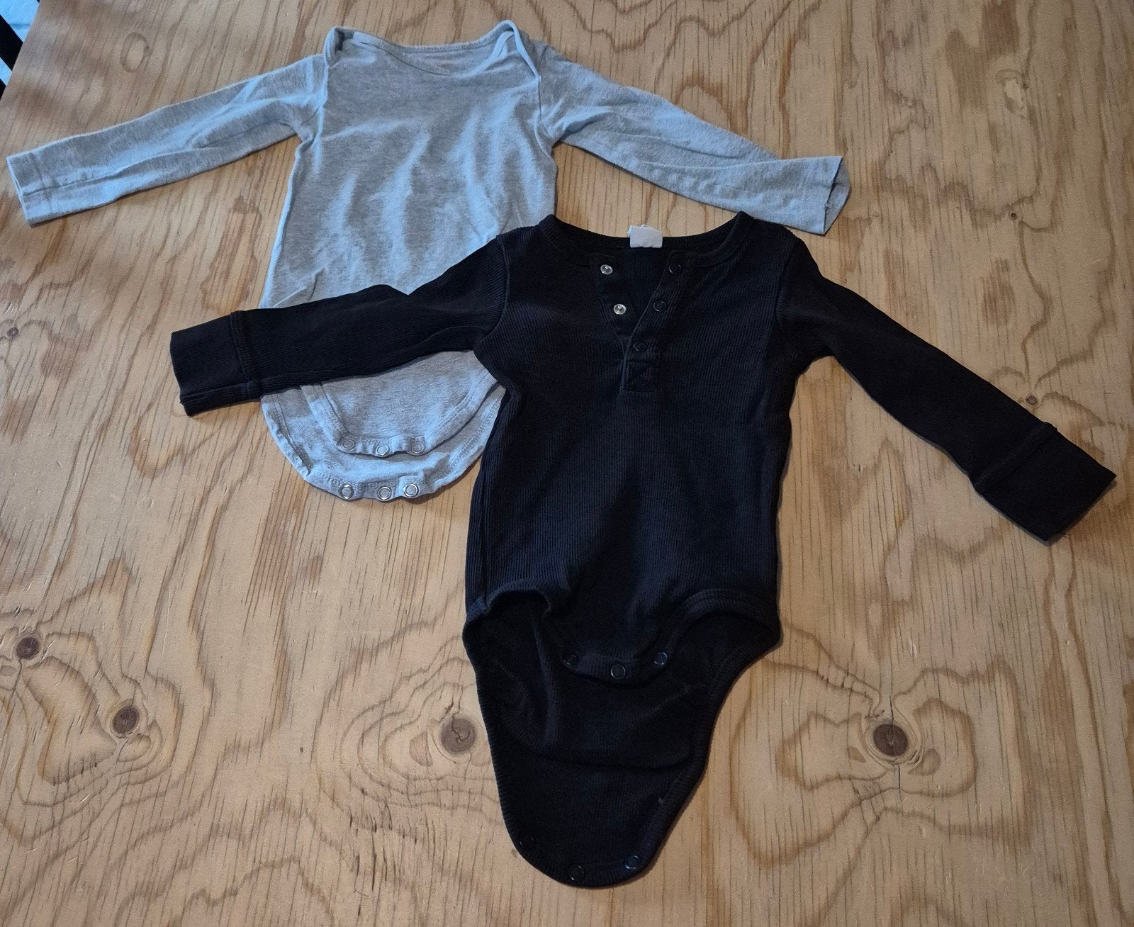 2 rompers met lange mouw in grijs en zwart - Maat 74/80, Ophalen of Verzenden, Zo goed als nieuw, Jongetje of Meisje, Nacht- of Onderkleding