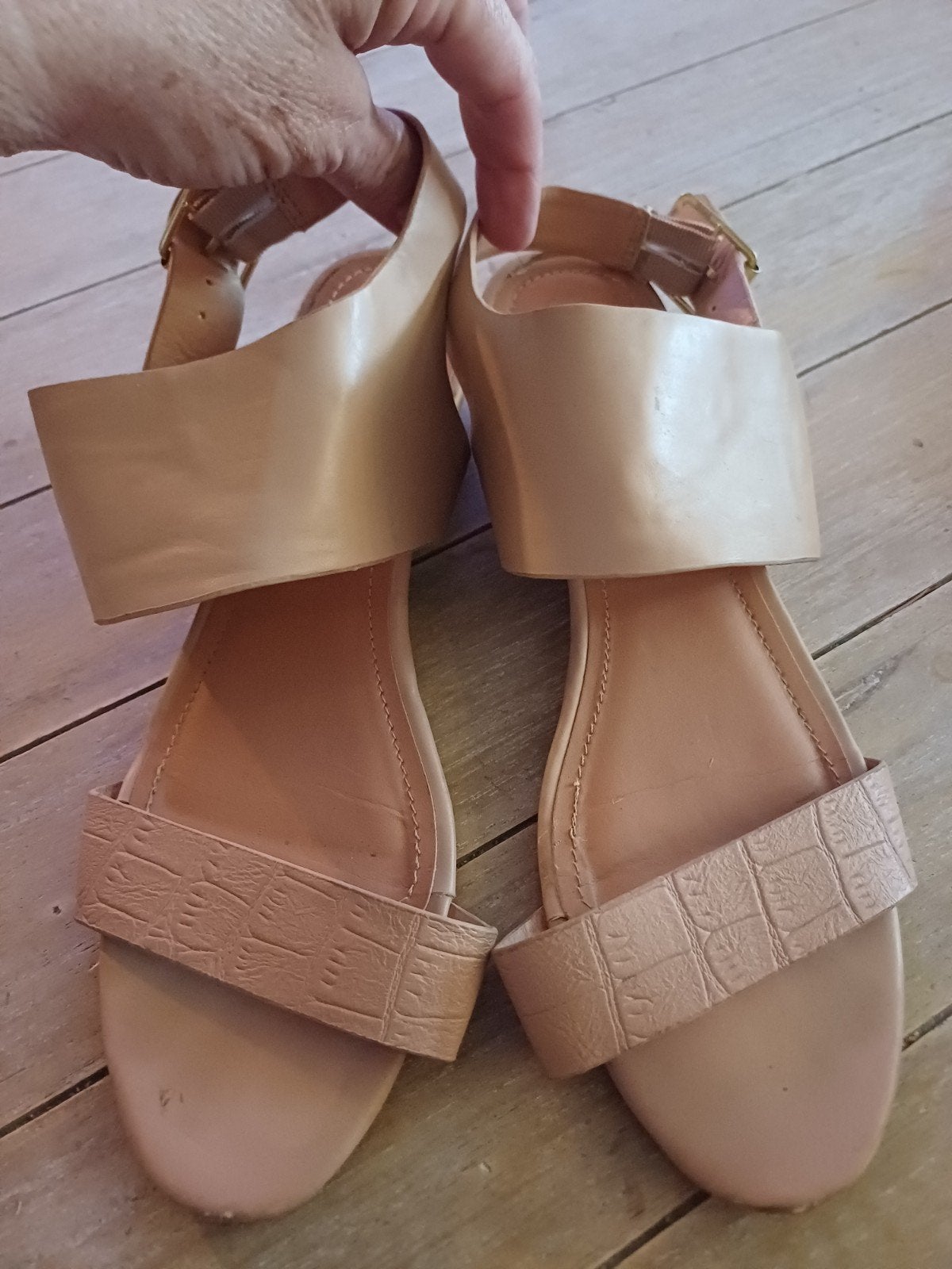 Leuke sandalen, Enlèvement