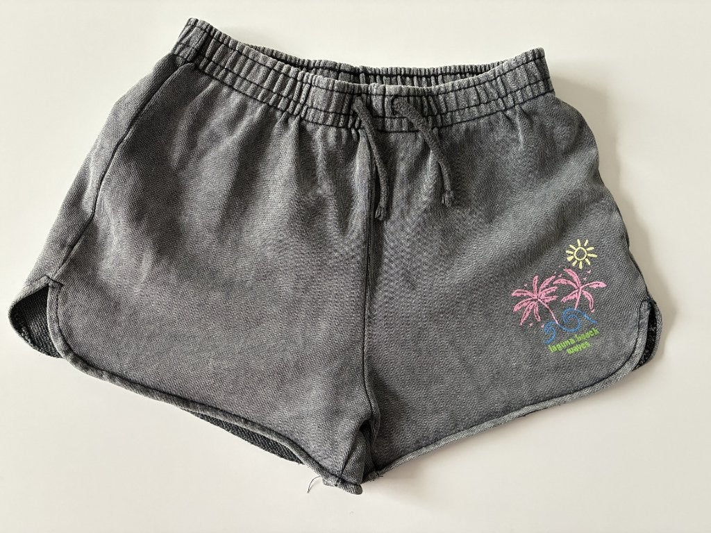 Zwarte/grijze afgewassen look short maat 134, Kinderen en Baby's, Kinderkleding | Maat 134, Broek, Meisje, Ophalen of Verzenden