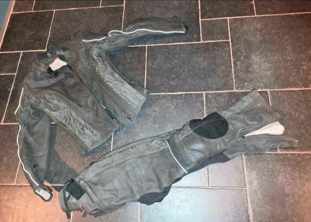 Ensemble de moto femme cuir 38 et 34, Motos, Ensemble