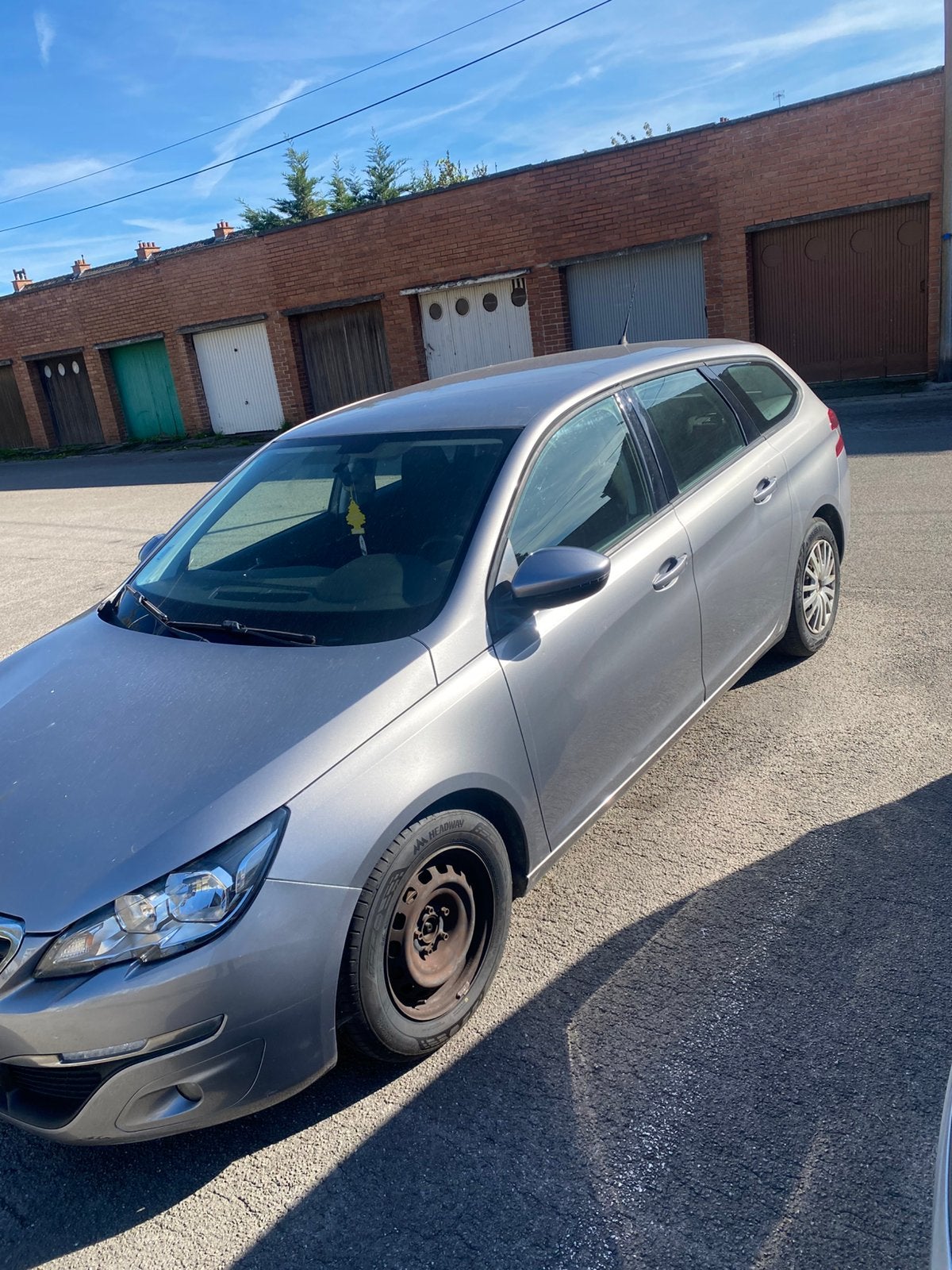 Peugeot 308 1.6 Hdi 92 ch, Argent ou Gris, Boîte manuelle, Noir, 5 portes