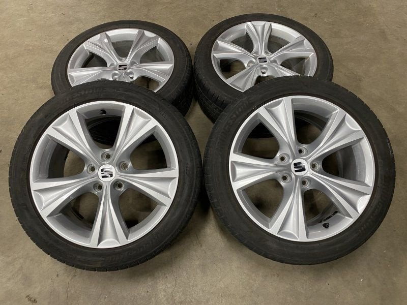 17 inch originele velgen + zomerbanden Seat Leon 5FA601025C, Autos : Pièces & Accessoires, Pneus et Jantes, Pneus été, -, 17 pouces