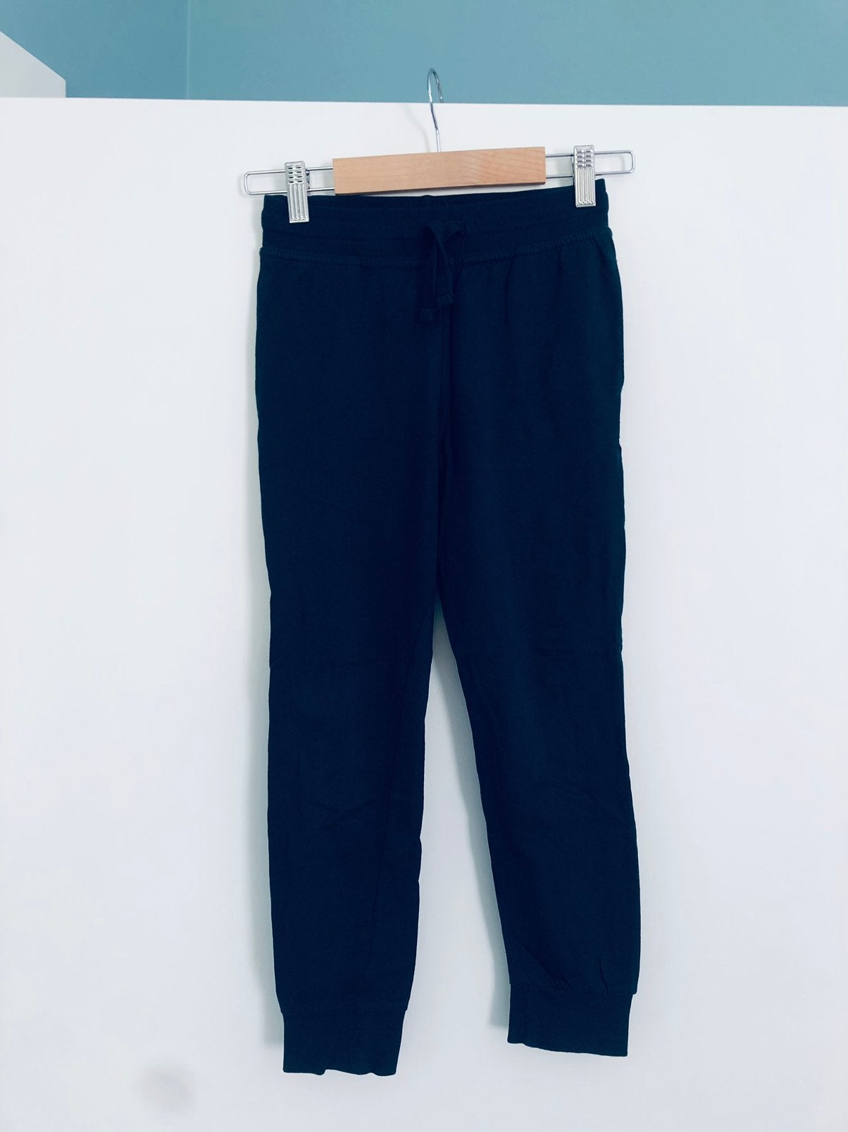 H&M dunne joggingbroek in blauw Maat 128 ZGAN, Envoi, Comme neuf, Garçon ou Fille, Pantalon