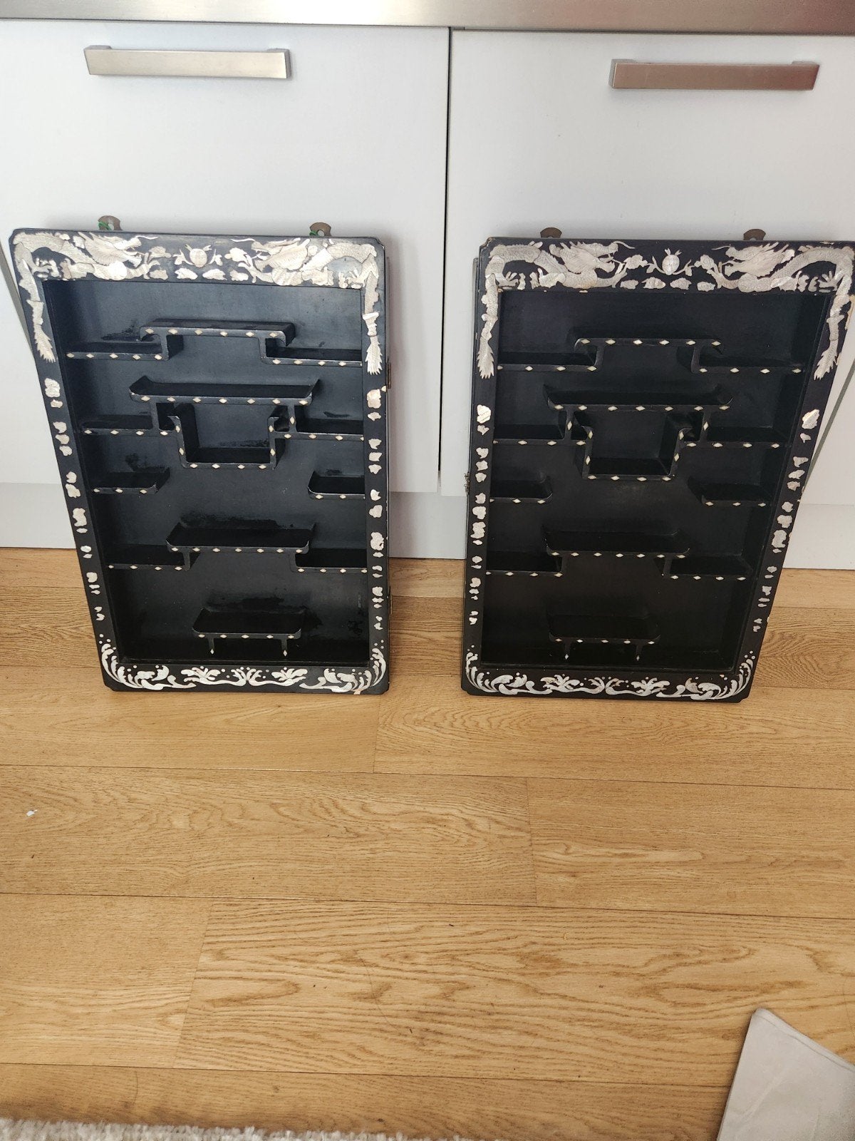 Prachtige set van 2 Chinese lakwerk vitrinekasten (met parel, Ophalen, Zwart
