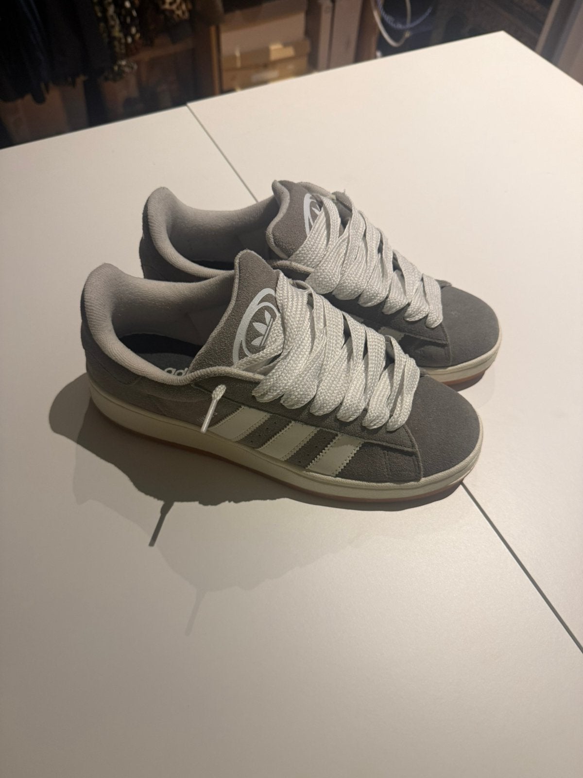 Adidas Campus gris/blanc - taille 41 - très bon état, Comme neuf, Blanc, Baskets, Envoi