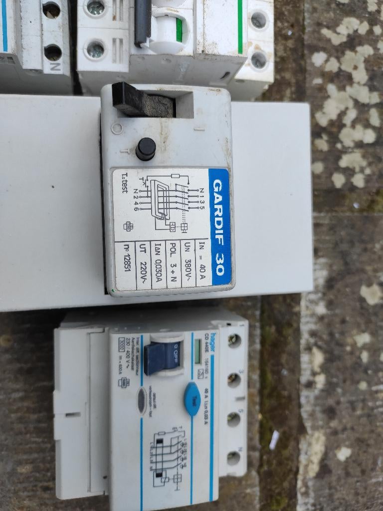 Différent fusible et différentiel, Bricolage & Construction, Électricité & Câbles, Enlèvement, Utilisé, Autres types