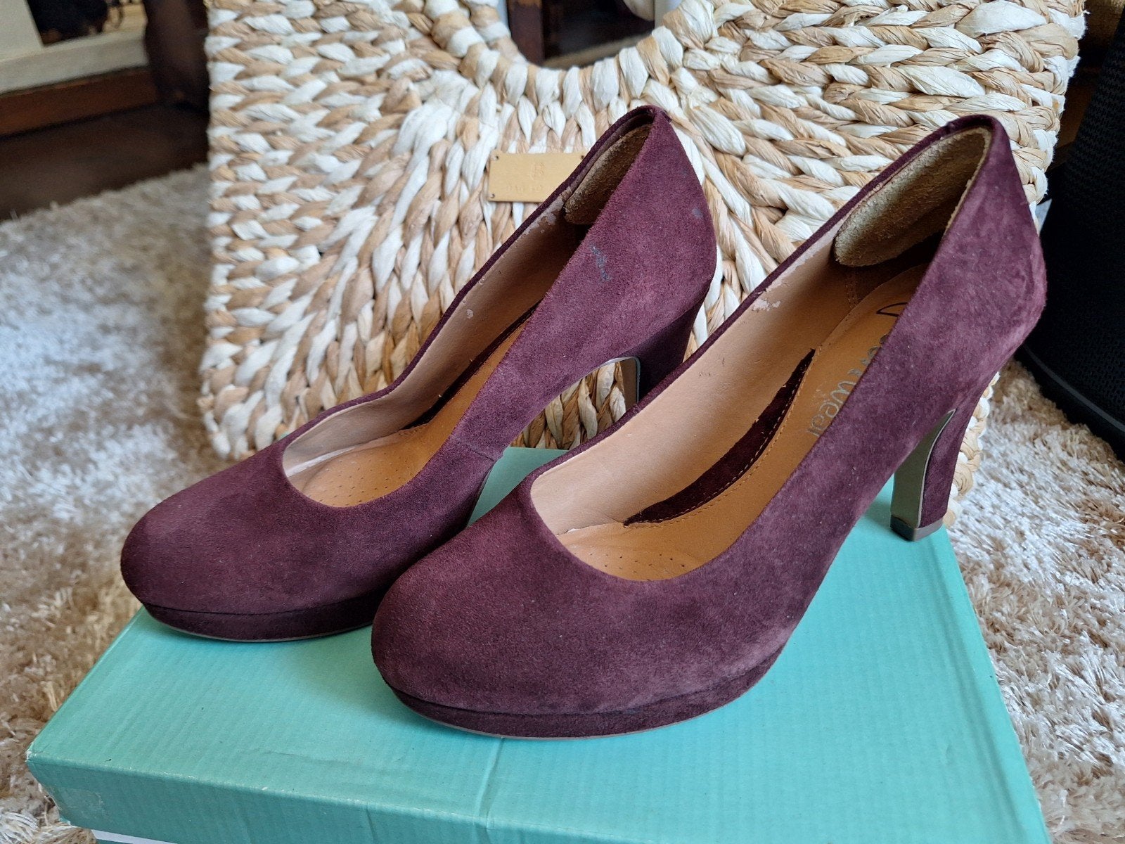 Clarks softwear bordeauxrode-chocolate suède pumps, Kleding | Dames, Schoenen, Pumps, Ophalen of Verzenden, Clarks, Gedragen