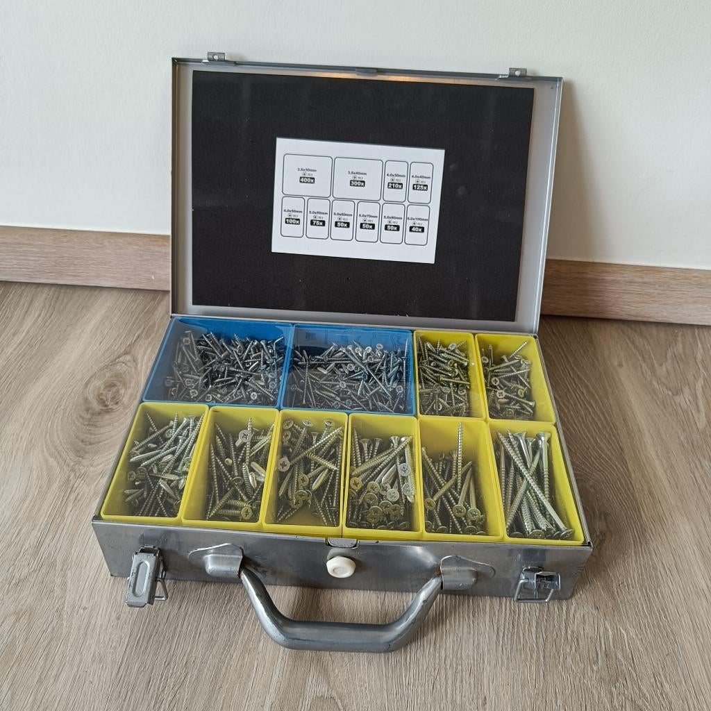 Assortiment spaanplaatschroeven in metalen koffer (Coron), Ophalen, Gevuld, Zo goed als nieuw