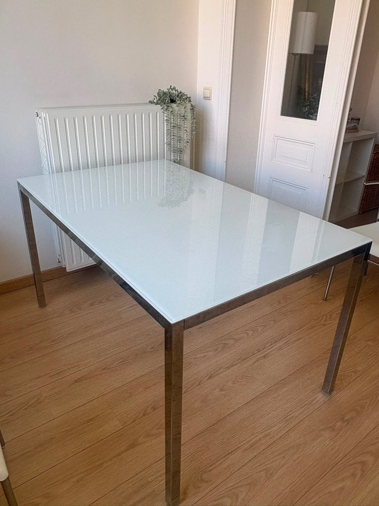 Table moderne- plateau en verre blanc, pieds en métal chromé, 100 à 150 cm, Cinq personnes ou plus, Verre, 100 à 150 cm