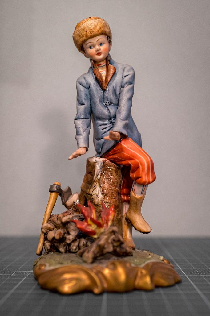 Vintage biscuit porseleinen figuurtje Capodimonte ca. 1950, Antiek en Kunst, Antiek | Porselein, Ophalen