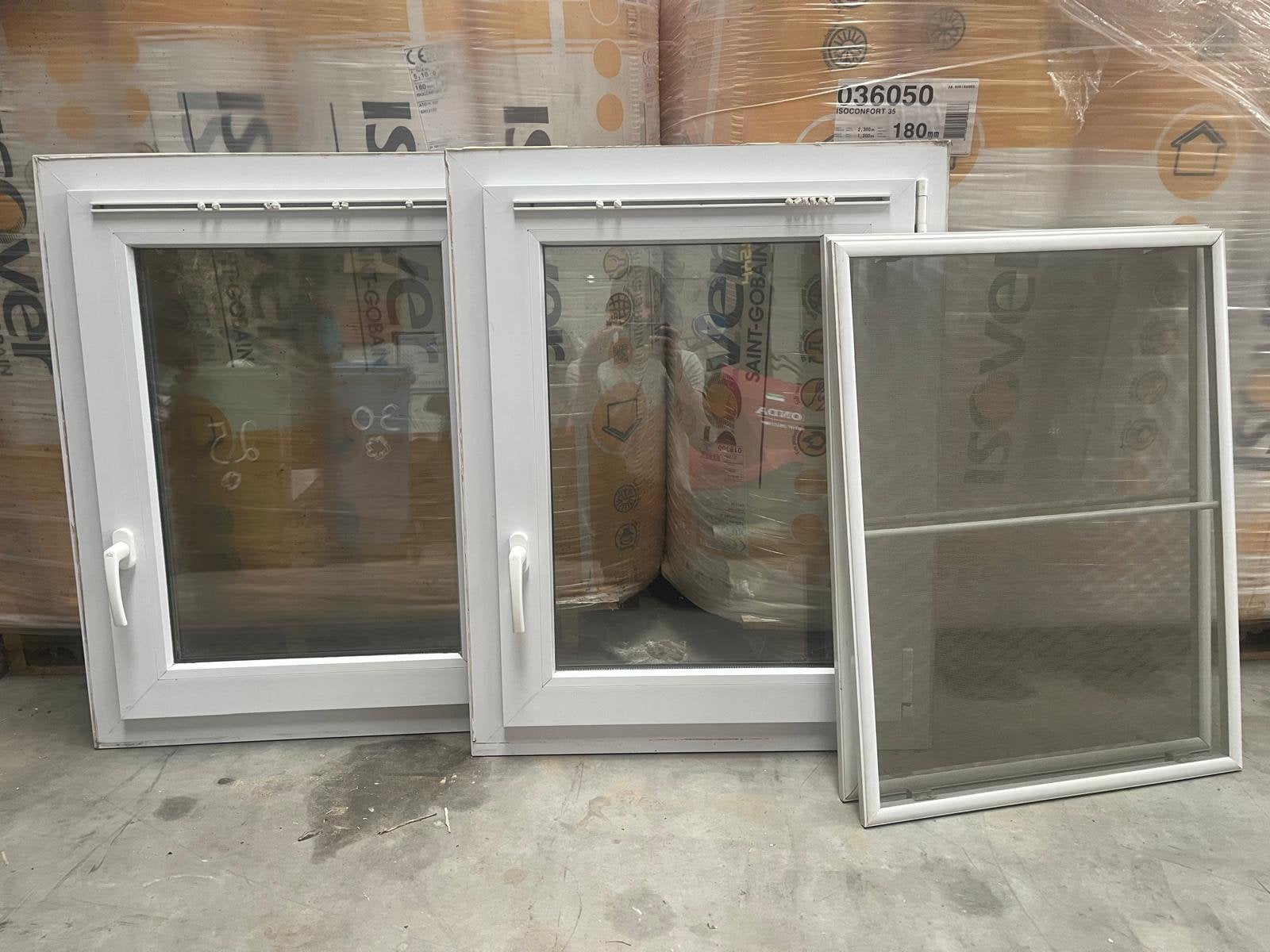 2 witte PVC ramen met dubbelwandig glas en vliegraam, Bricolage & Construction, Châssis de fenêtre, 75 à 150 cm, Synthétique, Enlèvement