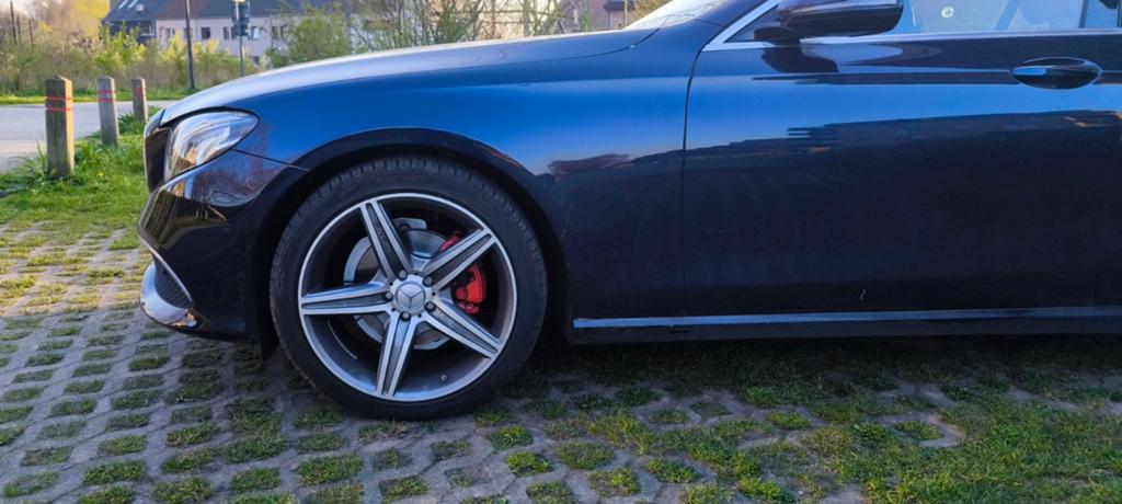 Mercedes CLASSE E - ÉTAT COMME NEUF ! 90 000 kilomètres, Autos, Mercedes-Benz, Particulier, Classe E, Caméra 360°, Attache-remorque