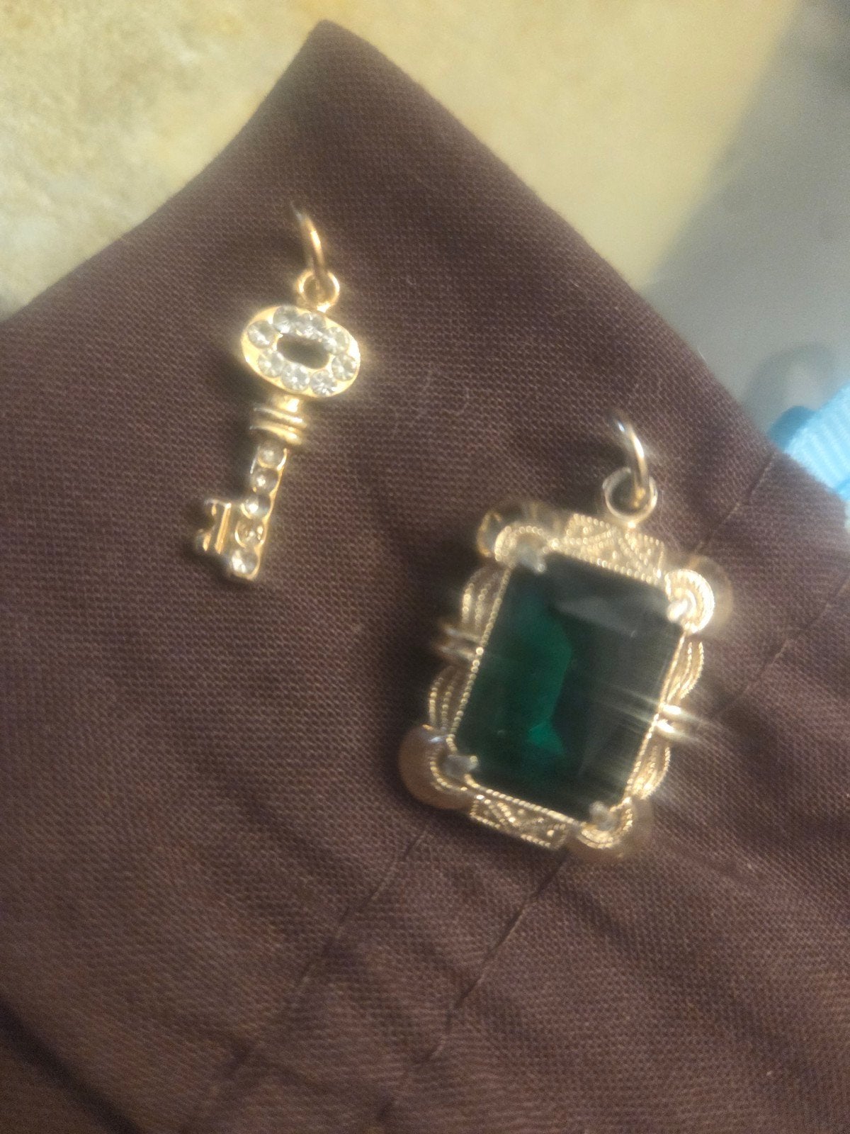 2 antieke hangers 18kt, Handtassen en Accessoires, Kettinghangers, Gebruikt, Overige voorstellingen, Ophalen of Verzenden, Met edelsteen