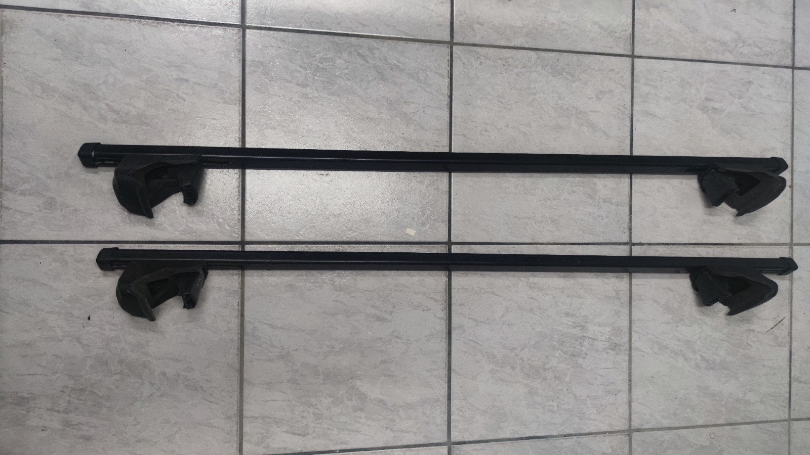 Barre de toit pour rails de toit ouverts, Enlèvement