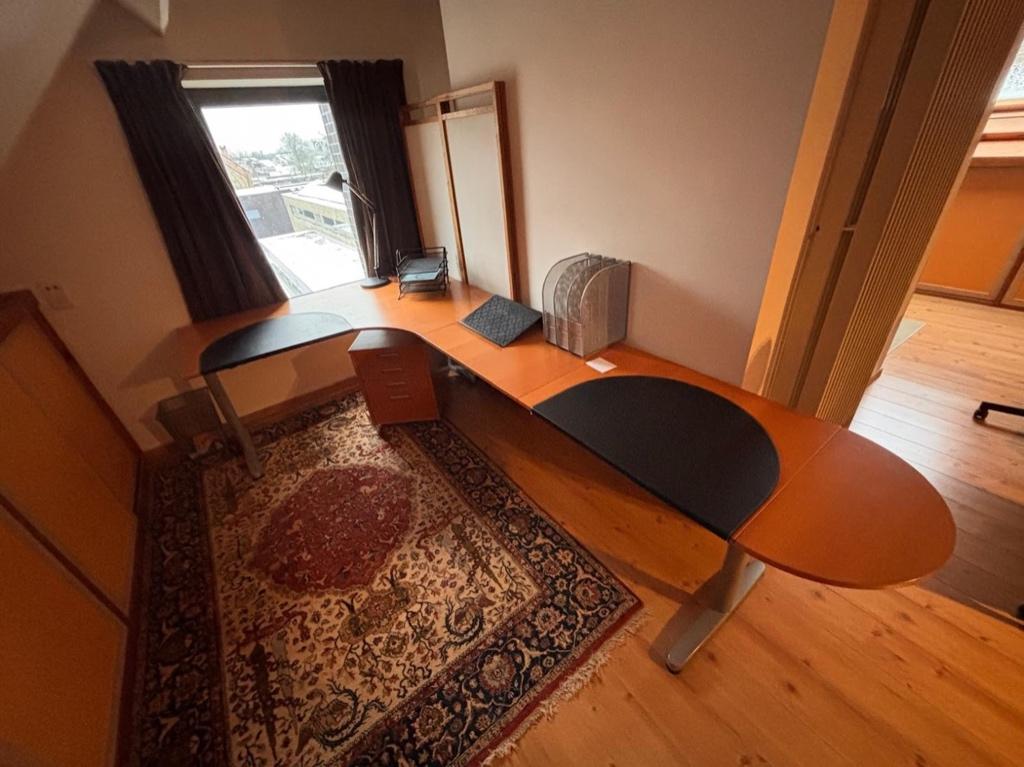 Bureau voor min 2 personen, Huis en Inrichting, Ophalen, In hoogte verstelbaar, Zo goed als nieuw, Overige typen