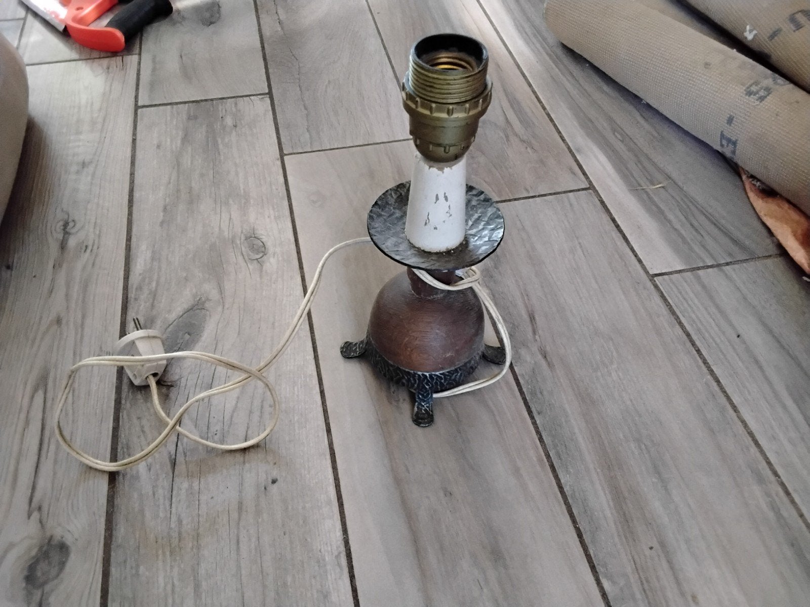 Petite Lampe de Table (Florenville), Enlèvement, Bois