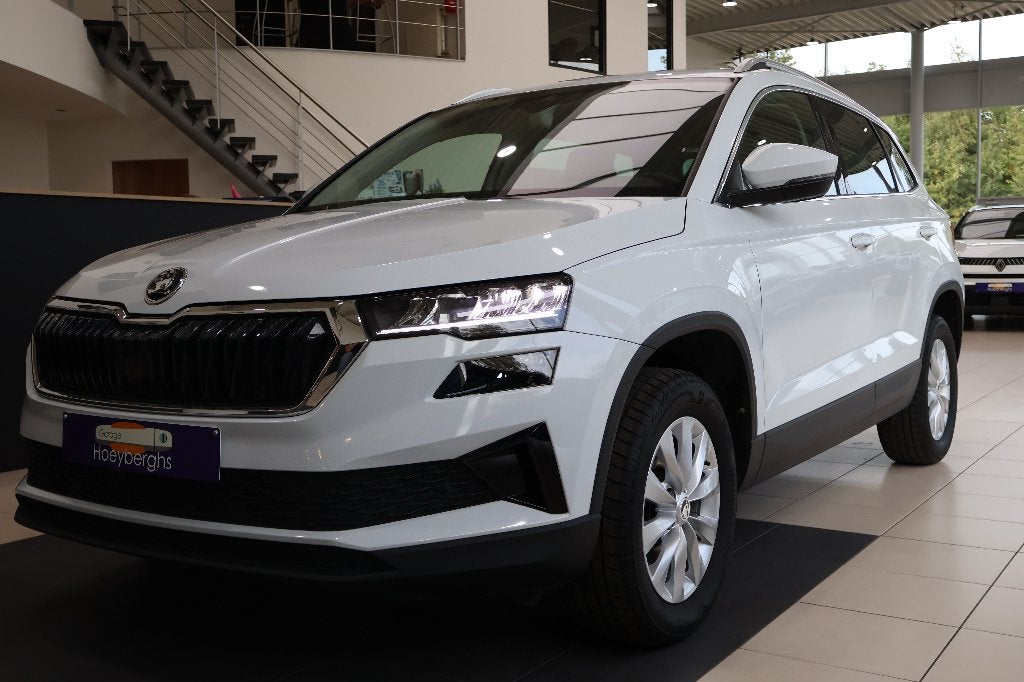 Skoda Karoq 1.5 TSI 150PK DSG / ACC / CAMERA / CARPLAY, Auto's, Stof, 4 cilinders, Adaptive Cruise Control, Wit