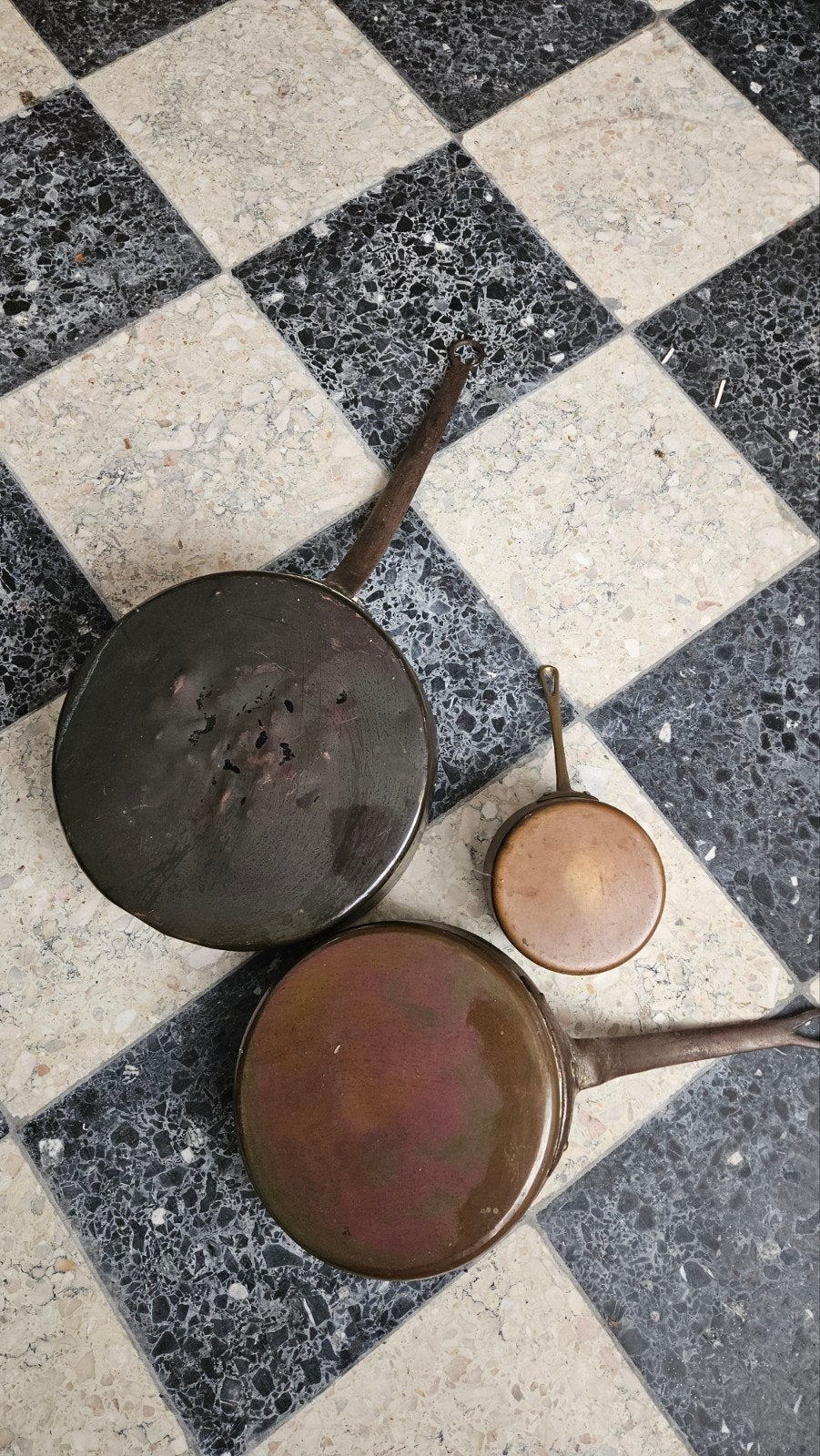3 koperen steelpannen, Ophalen