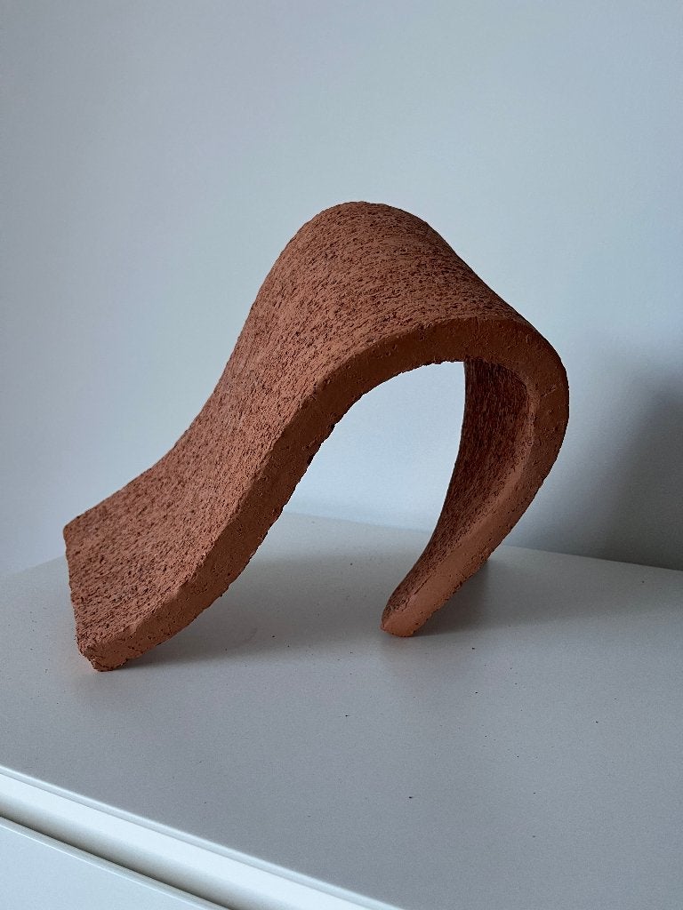 S(hadow) – Keramische sculptuur - Inge Vandendriessche, Antiek en Kunst, Kunst | Designobjecten, Ophalen, 28 cm, Oranje, Beeld