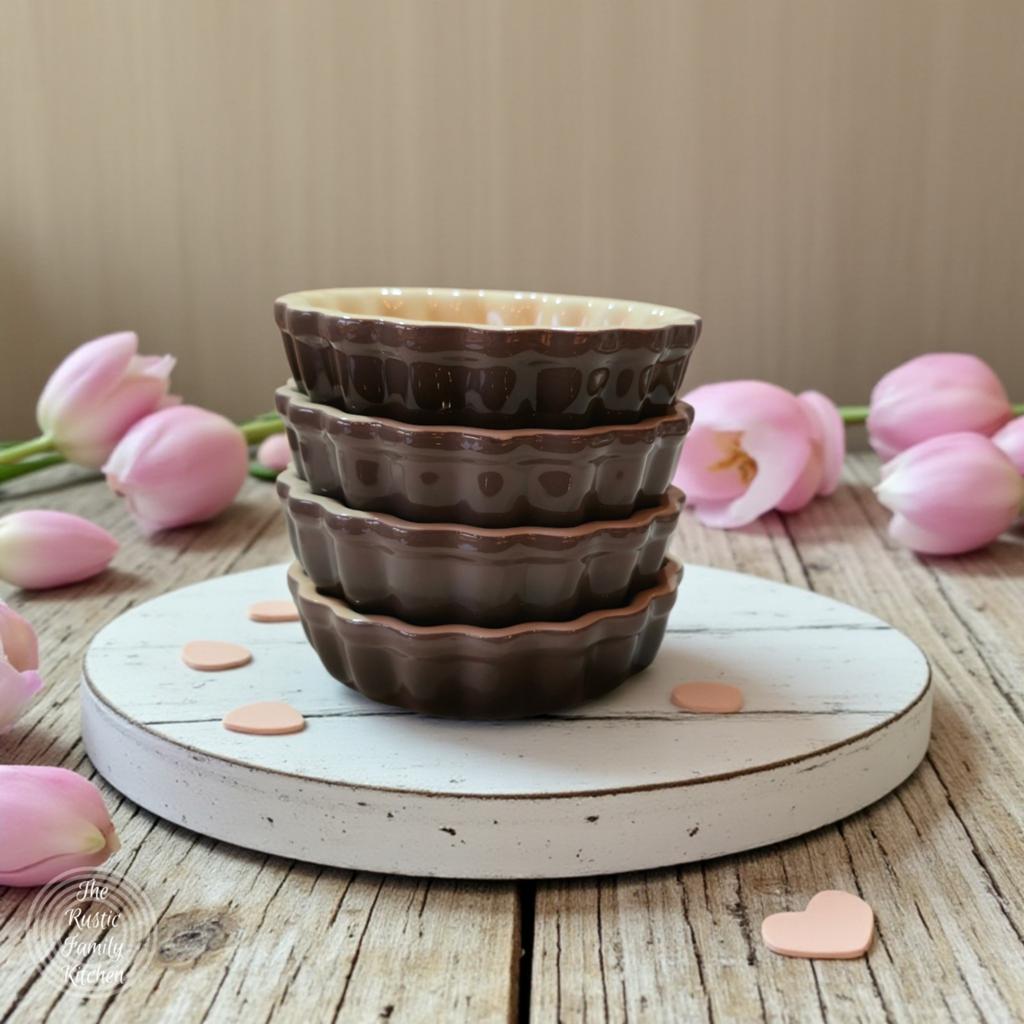 Le Creuset Fluted Mini Pie Dish, rare color Truffle, Verzenden, Nieuw, Aardewerk, Schaal of Schalen