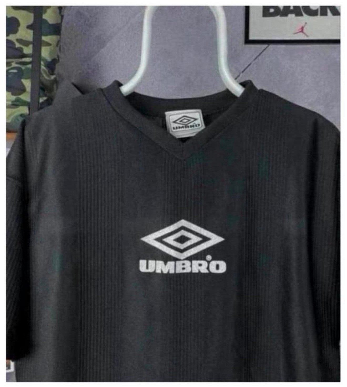 T-shirt vintage à grand logo Umbro VTG - Noir S-M hommes, Enlèvement ou Envoi, Comme neuf, Taille 46 (S) ou plus petite, Noir