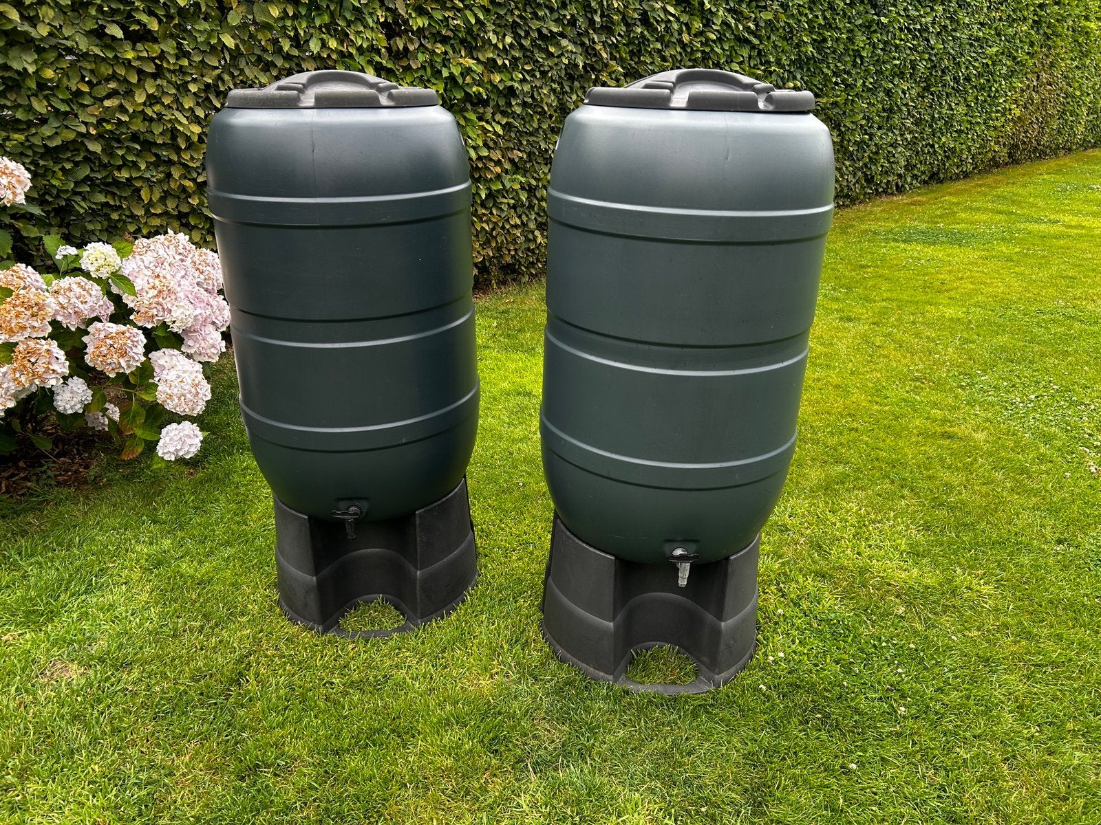 2 grands barils de pluie avec pied, 150 litres ou plus, Synthétique, Enlèvement, Utilisé
