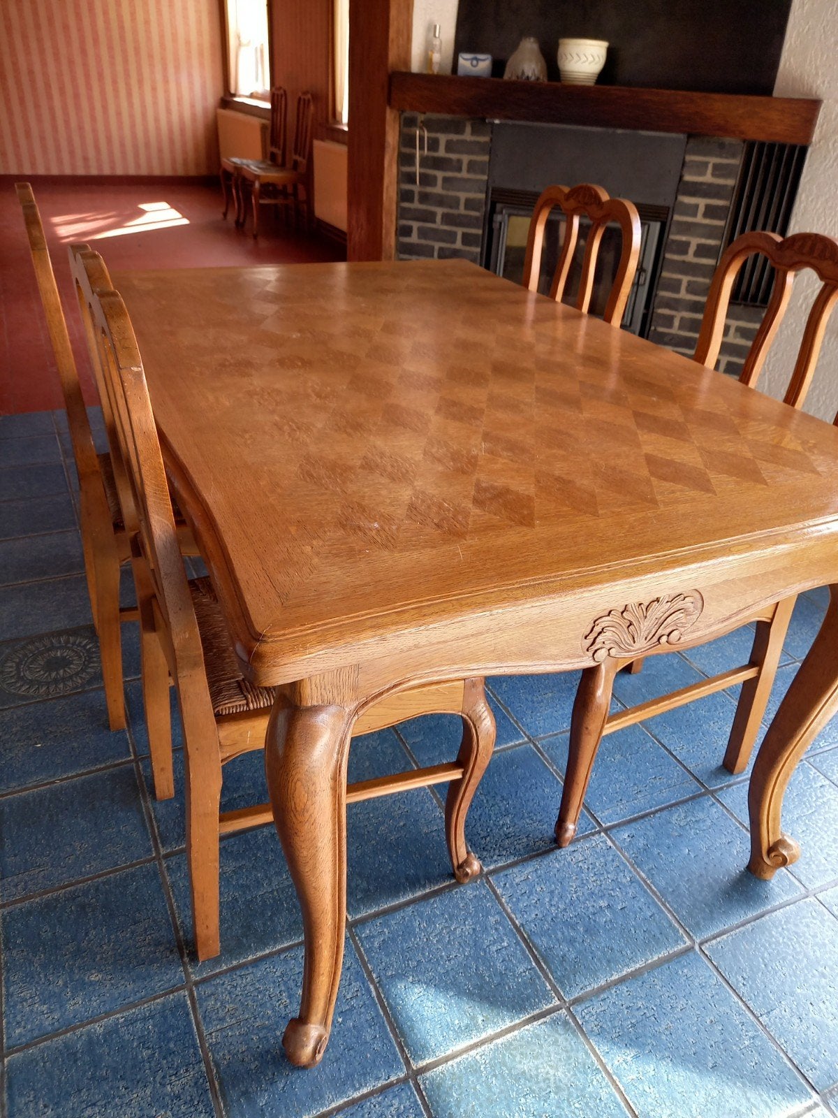 tafel (uitschuifbaar) met 6 stoelen en vitrinekast, Ophalen