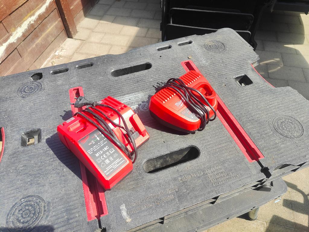 2x milwaukee batterijlader, Ophalen of Verzenden, Zo goed als nieuw