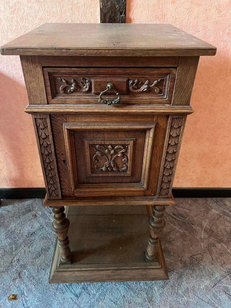 Table de chevet ancienne en chêne sculpté, 70 cm ou plus, Moins de 45 cm, Enlèvement, Utilisé