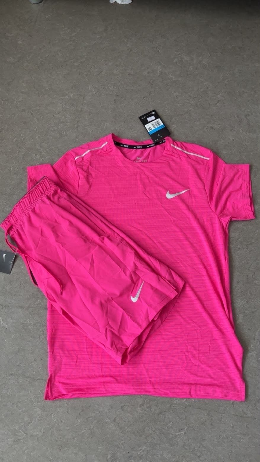 Nike sportset roze - T-shirt en korte broek, Ophalen, Zo goed als nieuw, Maat 38/40 (M), Roze