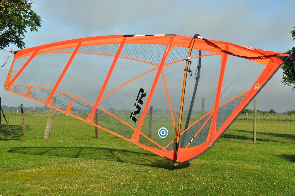 NeilPryde 5.8 m2 compleet tuig (zeil, mast, giek, mastvoet), Watersport en Boten, Ophalen, Gebruikt, 5 tot 6.5 m², Complete set