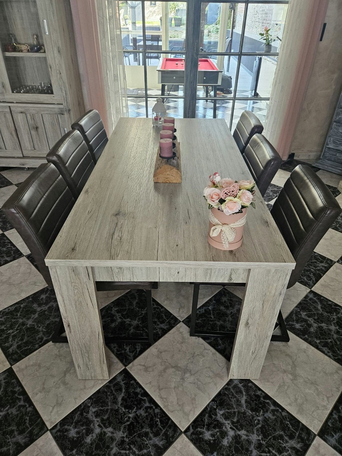 Salle à manger, Enlèvement