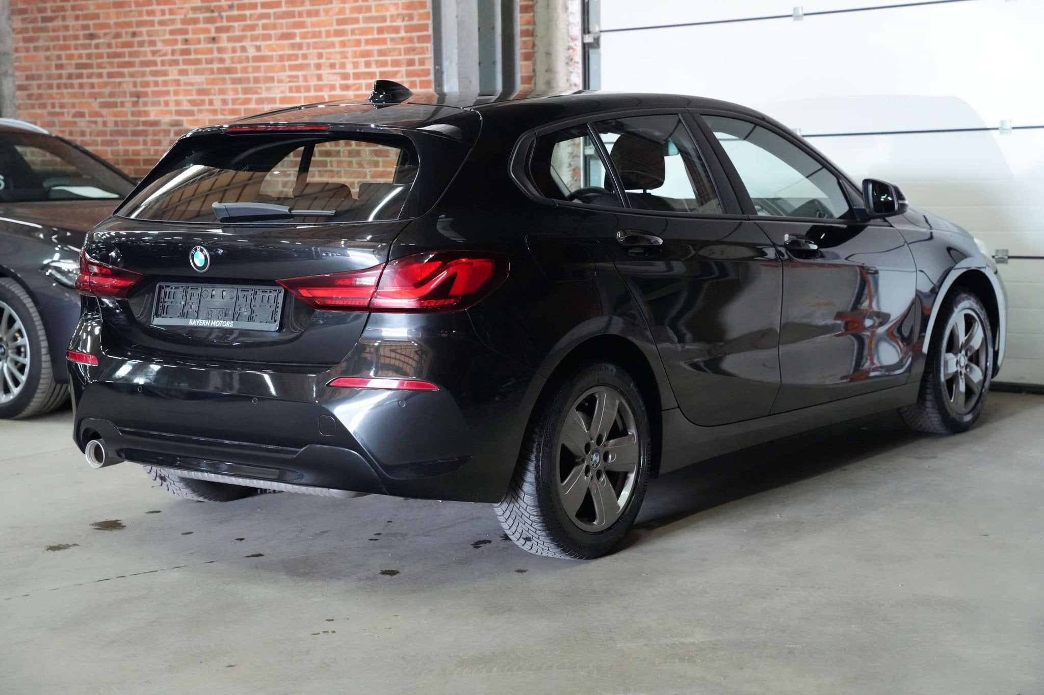 BMW 116 i Benzine Garantie EURO 6d, Gebruikt, Zwart, Bedrijf, 5 deurs