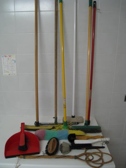 Set van 12 schoonmaakborstels en bezems, Enlèvement