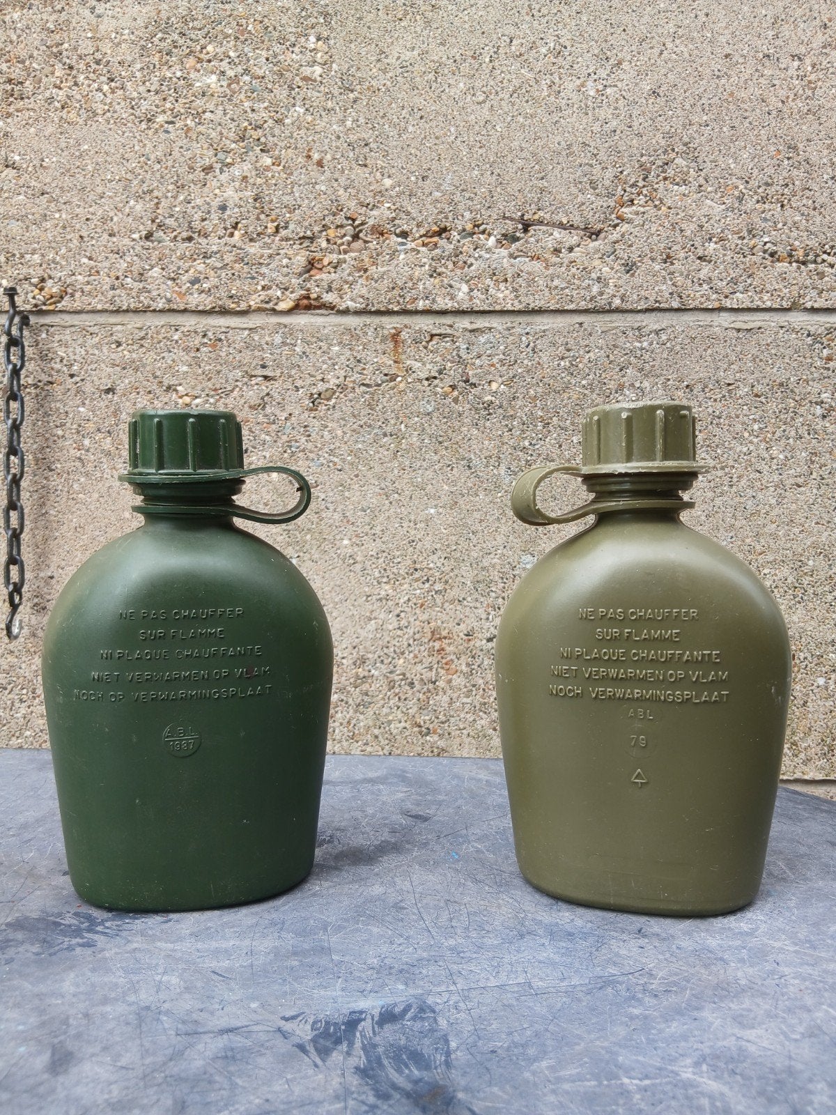 2 Vintage Belgische Leger Veldflessen (A.B.L. 1979&1987), Verzamelen, Militaria | Algemeen, Ophalen