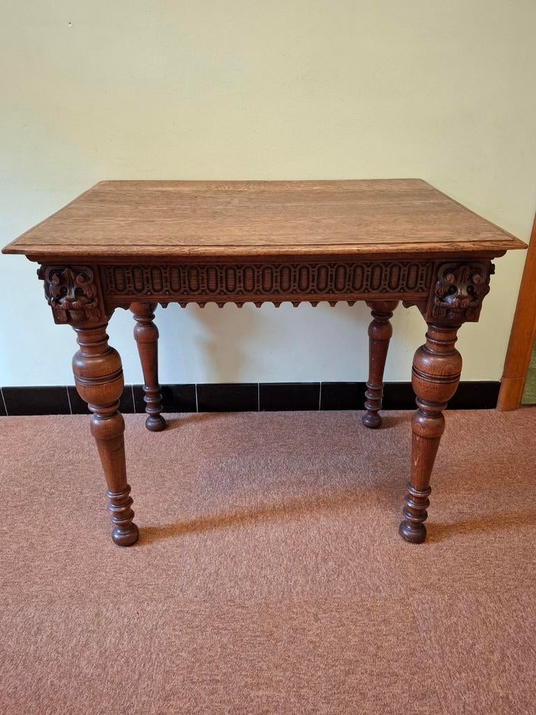 Ancienne table néo-gothique en chêne massif sculpté, Enlèvement