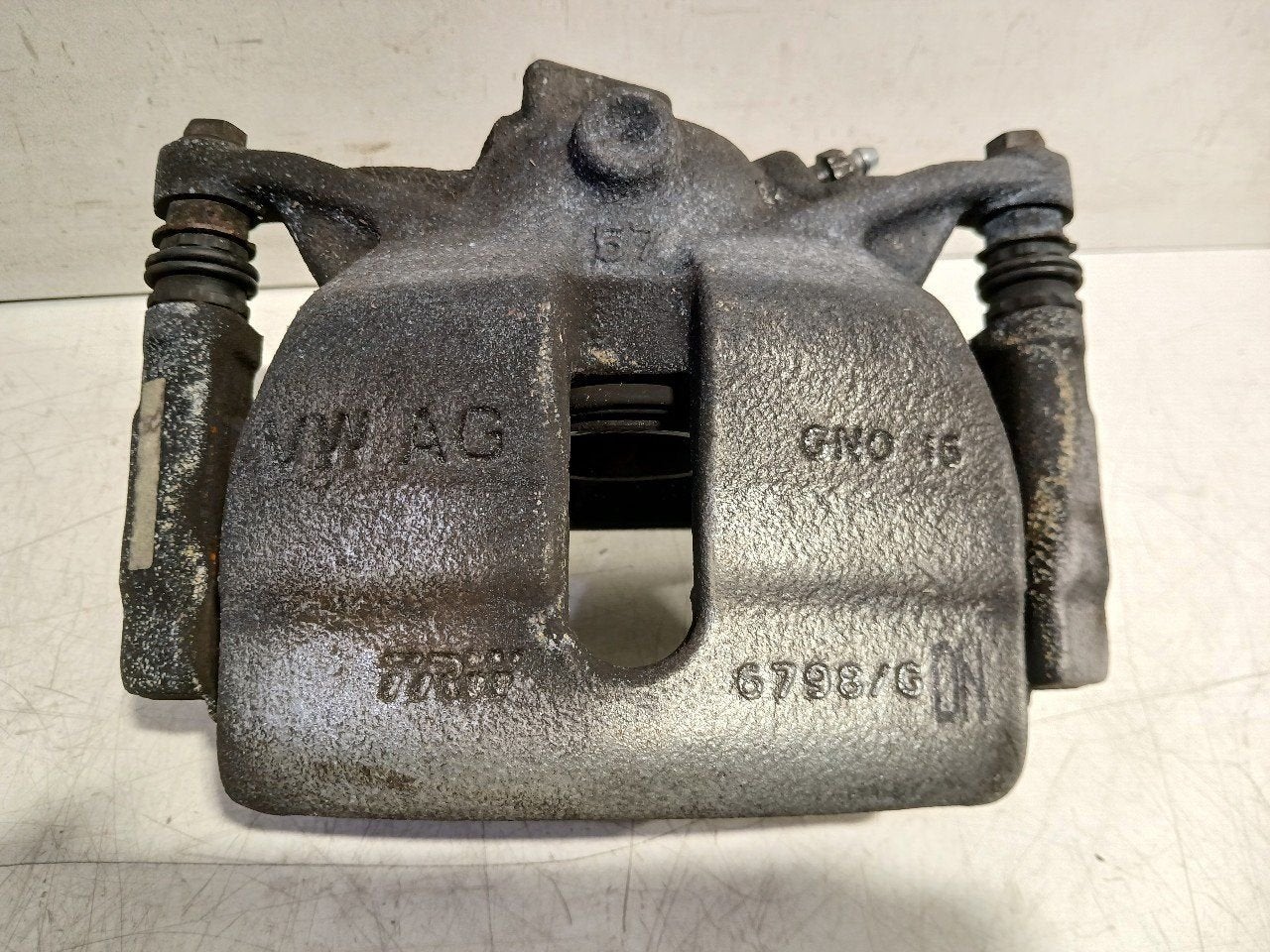 Remklauw links voor Volkswagen Golf, Onderdelen@venauto.nl, Van der Ven Autorecycling B.V., Ettenseweg 76, 4706 PB Roosendaal, The Netherlands