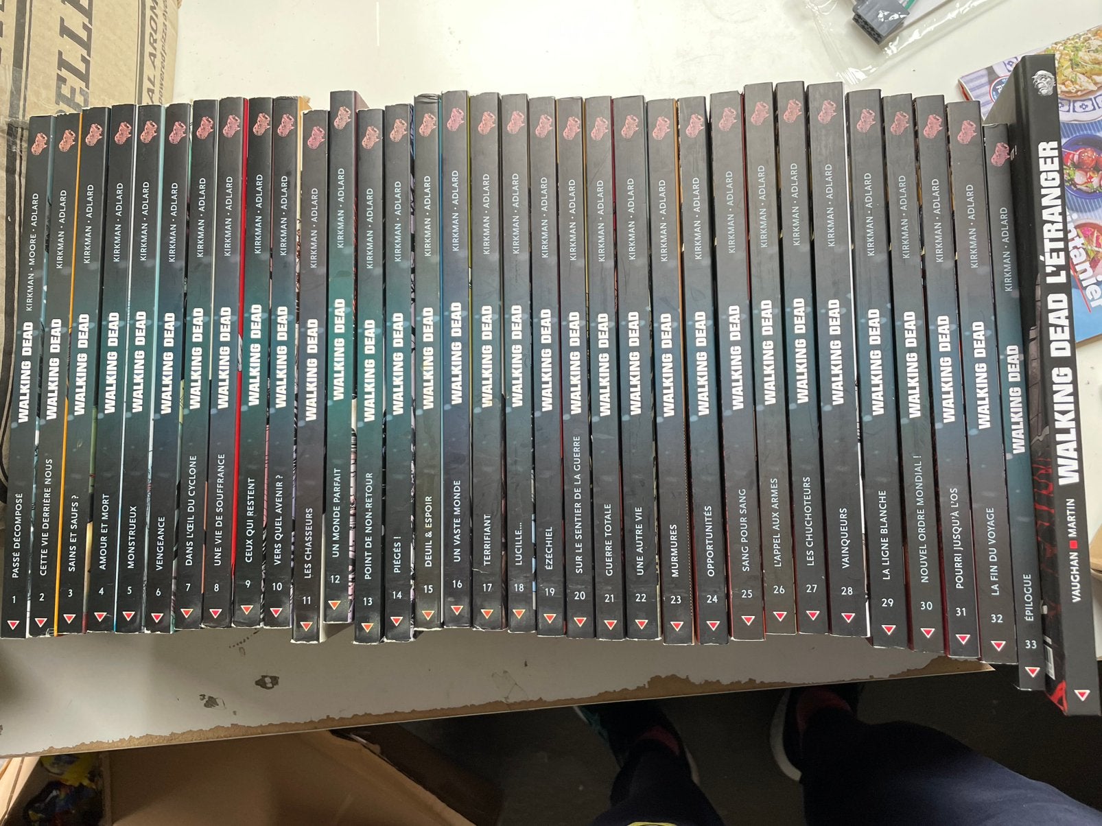 The walking dead lot de 34 tomes 1 a 33 + bonus, Enlèvement ou Envoi