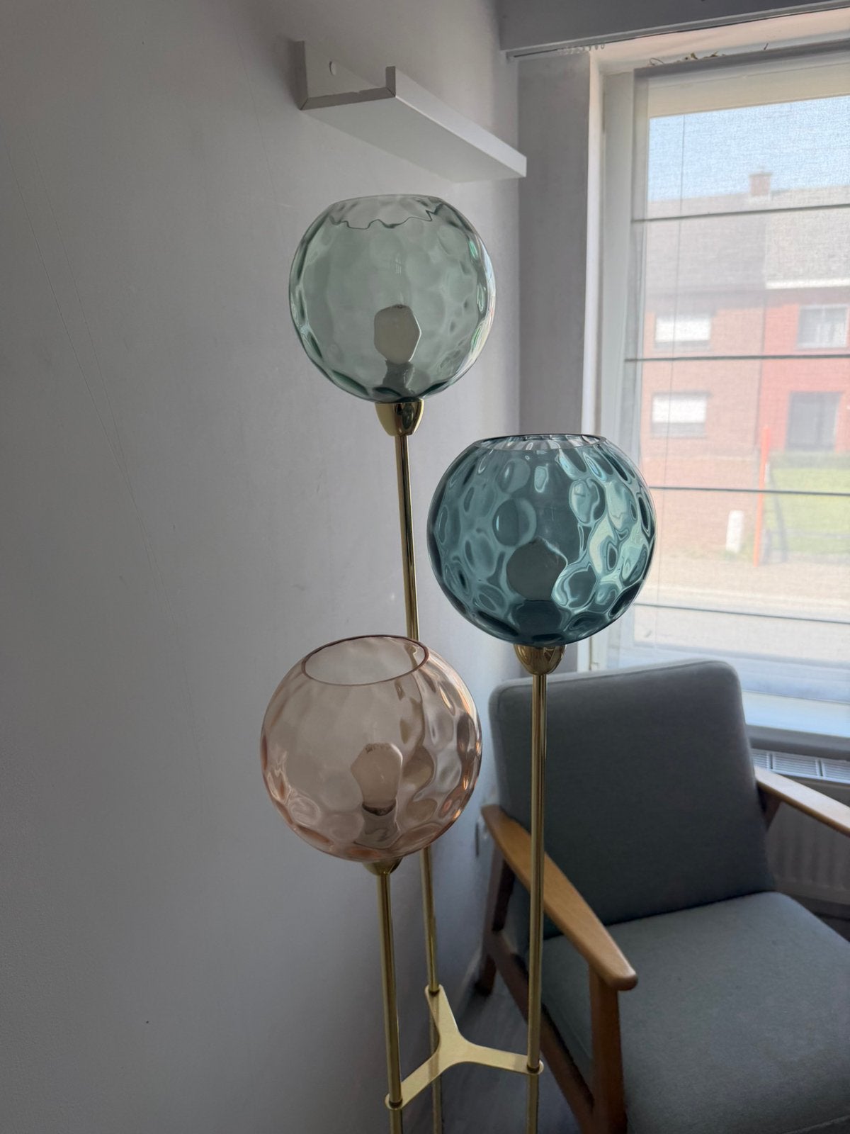 MADE.COM design vloerlamp – multicolor glas – messing/goud, Maison & Meubles, Lampes | Lampadaires, Enlèvement, Comme neuf, Verre