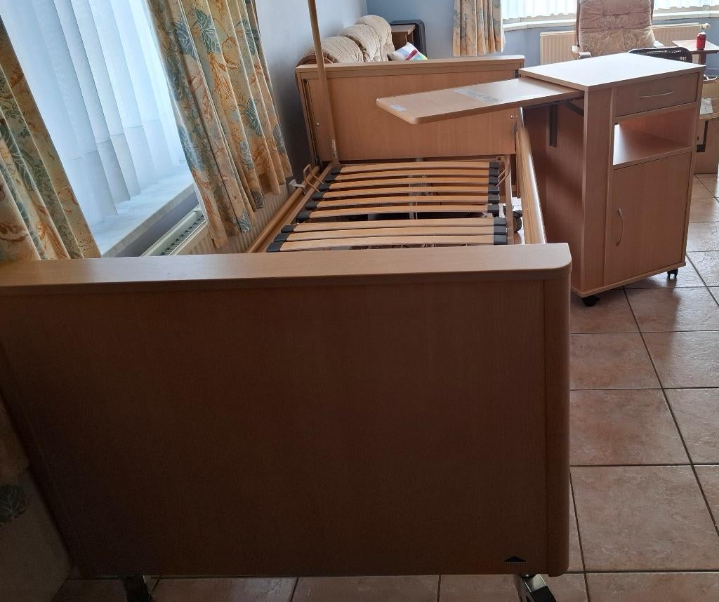 Electrisch hoog laag ziekenhuisbed met bijhorend nachtkastje, Ophalen, Zo goed als nieuw