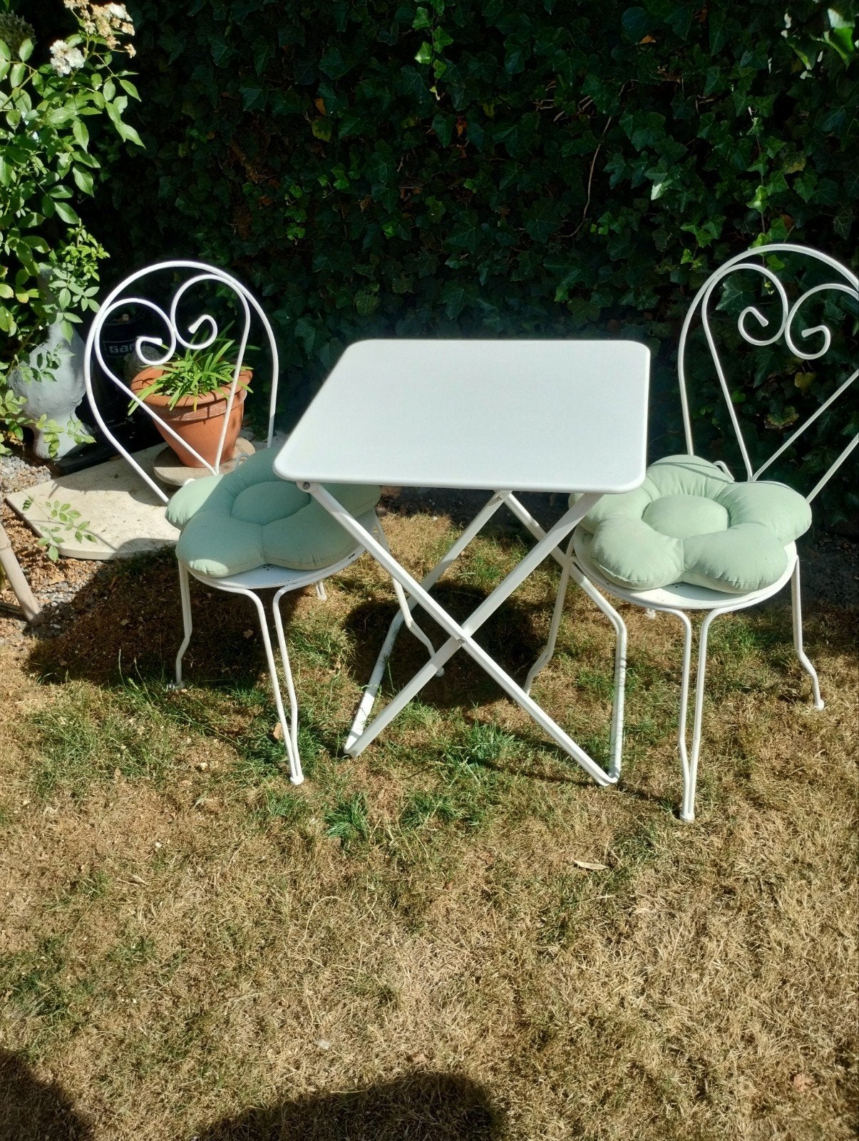 Tafeltje met twee ijzeren Vlinderstoelen plus tuinkussens, Tuin en Terras, Ophalen, Gebruikt